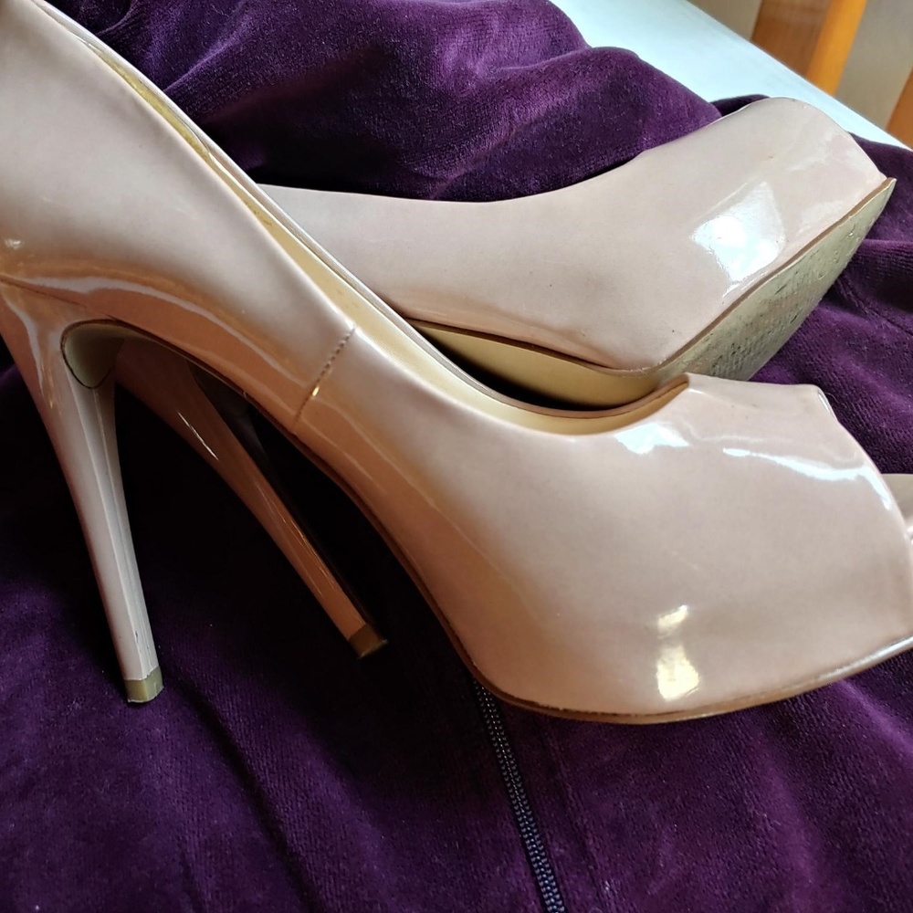 GUESS WGPatches Peep Toe Nude Pumps